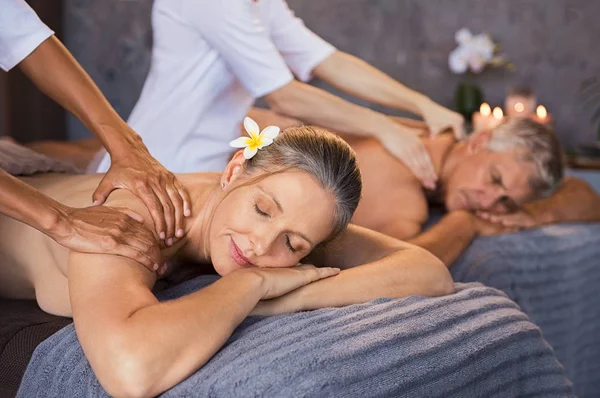 Senior Paar Spa Salon Massage Krijgen Ontspannen Senior Paar Genieten — Stockfoto