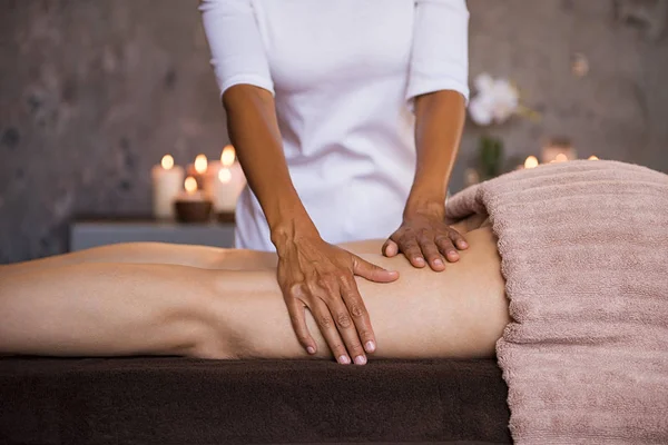 Terapeutisk Massage För Senior Kvinna Kosmetolog Spasalong Närbild Professionell Massör — Stockfoto