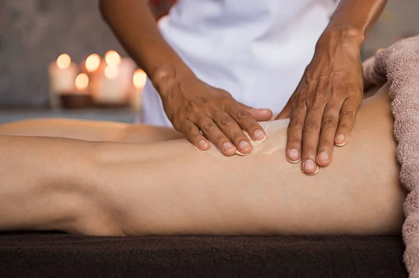 Primo Piano Mani Del Terapista Bellezza Massaggiare Donna Matura Gamba — Foto Stock