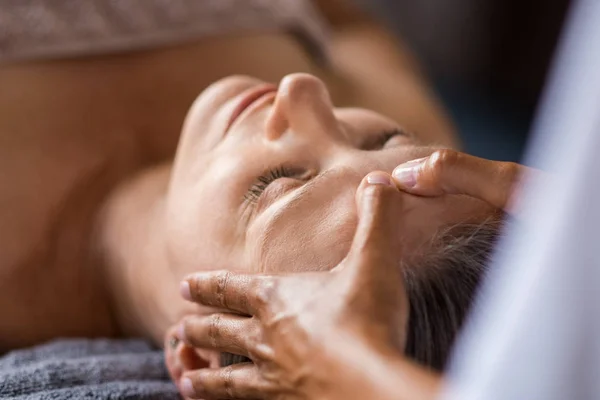 Rosto Fechado Mulher Madura Fazendo Massagem Facial Spa Mulher Sênior — Fotografia de Stock