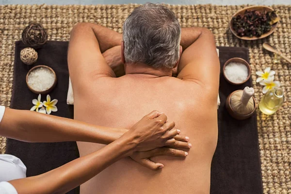 Bovenaanzicht Van Senior Man Liggen Een Spa Met Een Rugmassage — Stockfoto