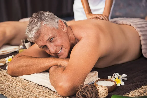 Senior Mann Entspannte Sich Wellnessbereich Bei Einer Rückenmassage Glücklicher Reifer — Stockfoto