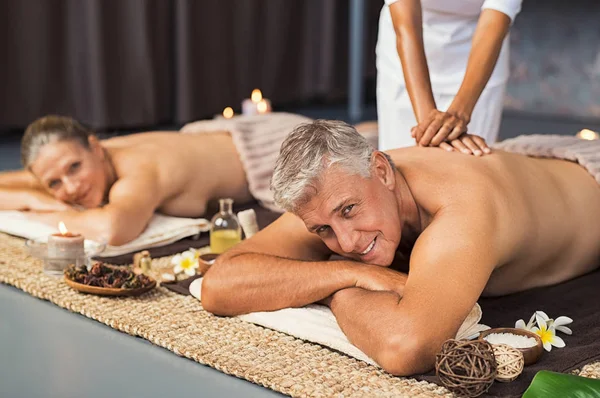 Ouder Paar Spa Salon Krijgen Lichaamsmassage Camera Kijken Senior Man — Stockfoto