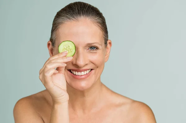 Porträt Einer Lächelnden Seniorin Die Ein Auge Mit Einer Gurkenscheibe — Stockfoto