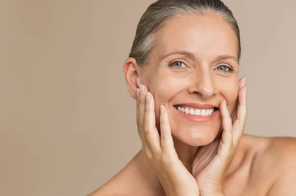 Retrato Belleza Una Mujer Madura Sonriendo Con Mano Cara Cara —  Fotos de Stock