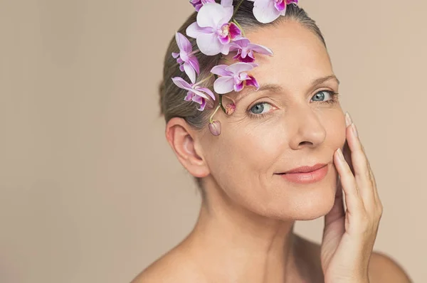 Nézi Kamera Együtt Egy Virág Fej Vezető Gyönyörű Portréja Vértes — Stock Fotó