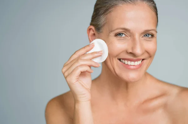 Wanita Dewasa Yang Sehat Menghapus Makeup Dari Wajahnya Dengan Pad — Stok Foto