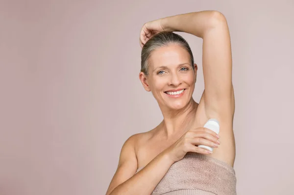 Lachende Vrouw Deodorant Oksel Geïsoleerd Grijze Achtergrond Met Kopie Ruimte — Stockfoto