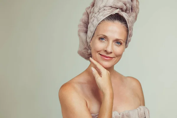 Retrato Mujer Mayor Sonriente Sintiendo Piel Suave Con Mano Barbilla —  Fotos de Stock