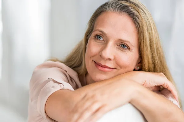 Eine Lächelnde Seniorin Sitzt Auf Dem Sofa Und Denkt Über — Stockfoto