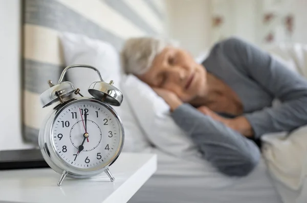 Primo Piano Della Sveglia Con Donna Anziana Nel Sonno Profondo — Foto Stock