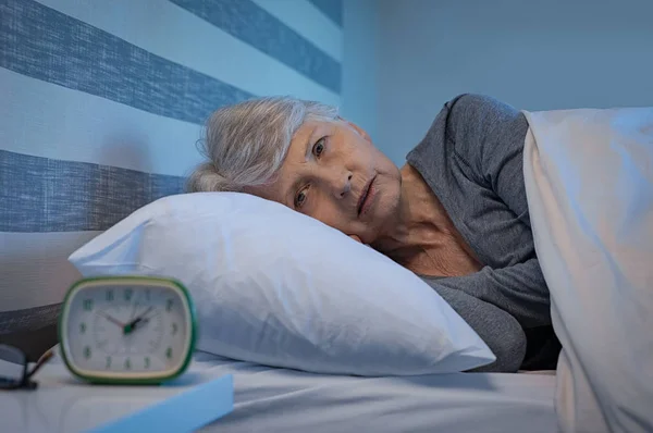 Besorgte Seniorin Die Nachts Bett Lag Und Schlaflosigkeit Litt Alte — Stockfoto