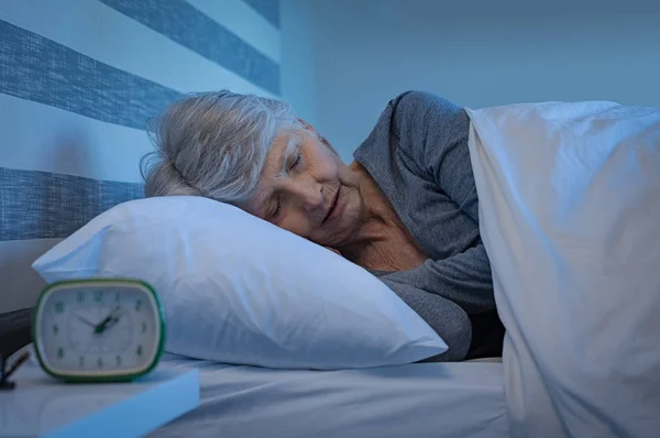 Mujer Edad Pelo Gris Durmiendo Tranquilamente Por Noche Cama Mujer —  Fotos de Stock