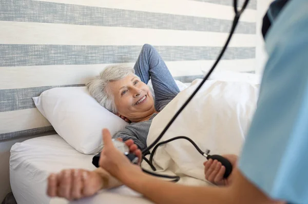 Enfermeira Medir Pressão Arterial Mulher Idosa Com Estetoscópio Máquina Pressão — Fotografia de Stock