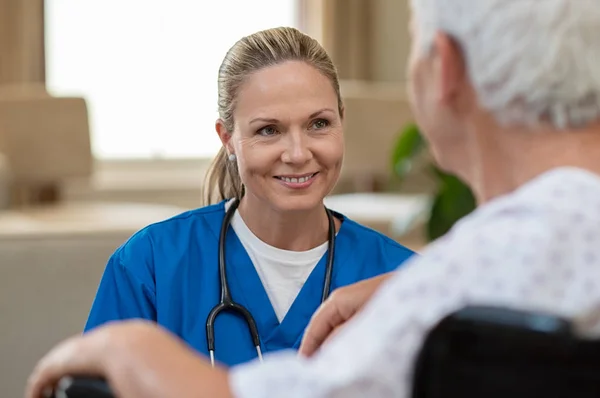 Ler Vacker Sjuksköterska Framför Patienten Rullstol Vid Sjukhuset Ung Trevlig — Stockfoto