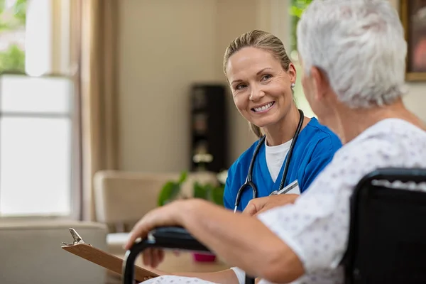 Trevlig Läkare Undersöka Hälsa Patienten Sitter Rullstol Lyckligt Leende Sjuksköterska — Stockfoto