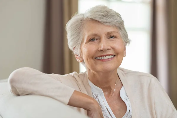 Sorrindo Mulher Idosa Relaxando Sofá Casa Olhando Para Câmera Retrato — Fotografia de Stock