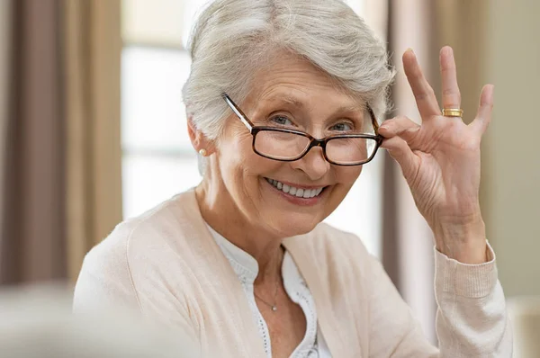 Feliz Jubilada Mujer Mayor Mirando Cámara Mientras Sostiene Las Gafas — Foto de Stock