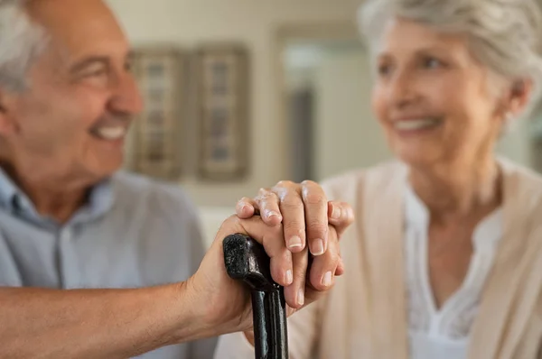 Fechar Mãos Casal Seniores Que Mantêm Vara Passeio Velho Marido — Fotografia de Stock