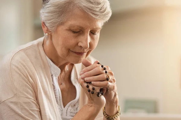 Senior Kvinna Medan Håller Kristen Symbol För Krucifix Gammal Kvinna — Stockfoto