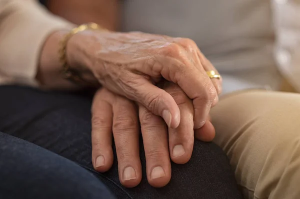 Closeup Ηλικιωμένο Ζευγάρι Κρατώντας Χέρια Ενώ Κάθεται Στον Καναπέ Σύζυγος — Φωτογραφία Αρχείου