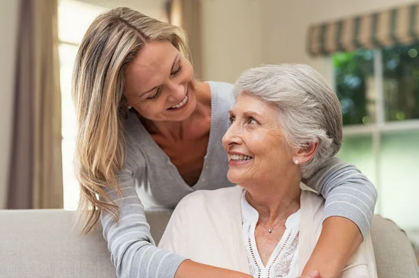 Porträtt Gamla Mor Och Mogen Dotter Kramar Hemma Glad Senior — Stockfoto