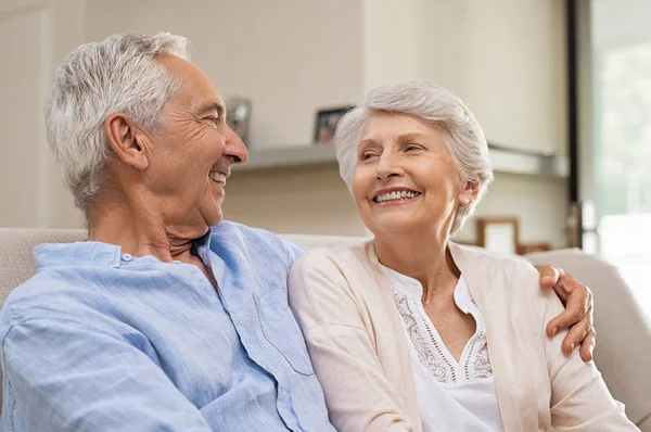 Ρομαντικό Ζευγάρι Ανώτερος Γελώντας Ενώ Κάθεστε Στον Καναπέ Ηλικιωμένο Ζευγάρι — Φωτογραφία Αρχείου