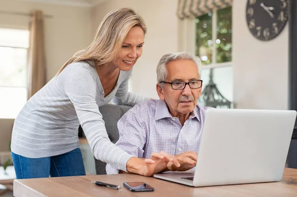 Starszy Mężczyzna Starsza Córka Uśmiechając Się Patrząc Laptopa Domu Szczęśliwy — Zdjęcie stockowe