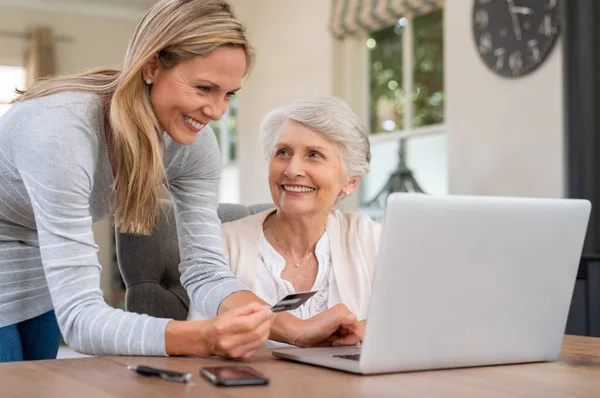 Leende Mogen Kvinna Att Göra Betalning Kreditkort För Shopping Gjort — Stockfoto