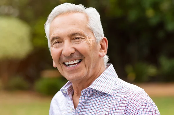 Ritratto Vecchio Allegro All Aperto Uomo Pensione Sorridente Che Guarda — Foto Stock