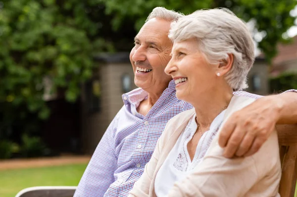 Pareja Ancianos Sentados Juntos Banco Del Parque Ancianos Pareja Casada — Foto de Stock