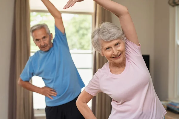Porträt Eines Glücklich Lächelnden Seniorehepaares Mit Erhobenen Armen Bei Stretchübungen — Stockfoto