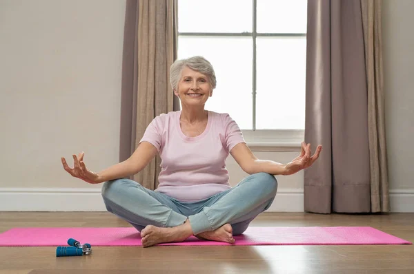 Mujer Sonriente Mayor Haciendo Yoga Sala Estar Anciana Mujer Relajada — Foto de Stock