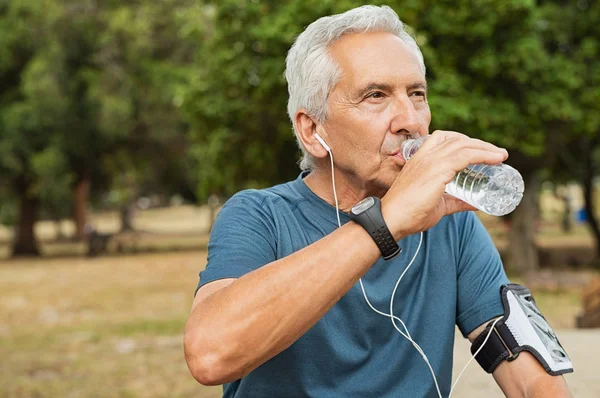 Dorst Senior Man Drinkwater Voordat Passen Actieve Oude Man Met — Stockfoto