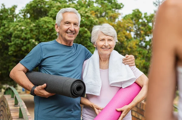 Lächelndes Senioren Paar Steht Park Und Hält Yogamatte Der Hand — Stockfoto