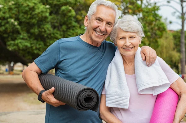 Härlig Senior Man Och Gammal Kvinna Håller Yoga Matta För — Stockfoto