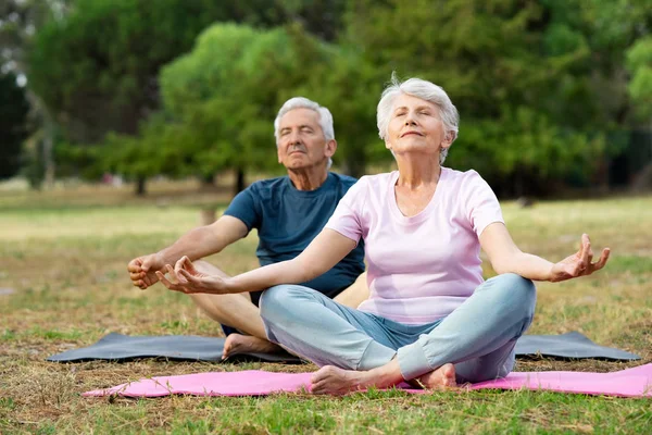 Pareja Ancianos Relajándose Mientras Están Sentados Pose Loto Hombre Mayor —  Fotos de Stock