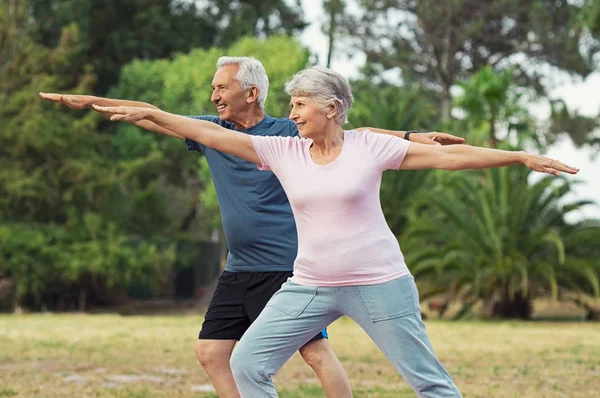 Senior Couple Doing Sport Physical Exercises Outdoor Active Senior Man — Stock Photo, Image