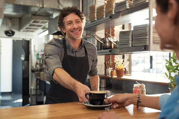 Χαμογελώντας Ώριμη Σερβιτόρος Δίνοντας Ζεστό Καφέ Γυναίκα Στην Καφετέρια Ευτυχισμένος — Φωτογραφία Αρχείου