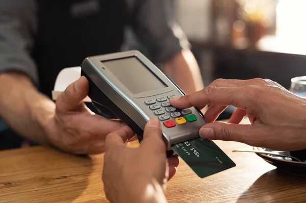 支払いをクレジット カード スワイプ マシンを使用して手のクローズ アップ コーヒー ショップでの支払いの端末から支払いクレジット カードで女性の手 女性スワイプ マシンでデビット — ストック写真