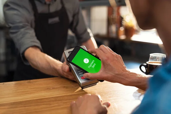 Conta Pagamento Cliente Através Smartphone Usando Tecnologia Nfc Fechar Mão — Fotografia de Stock