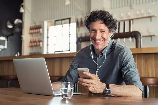 Retrato Hombre Negocios Usando Smartphone Con Auriculares Portátil Para Una — Foto de Stock