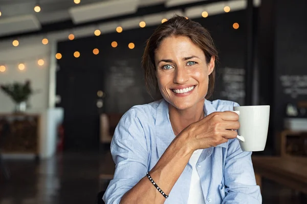 Inni Egy Csésze Teát Cafeteria Gyönyörű Érett Portréja Boldog Asszony — Stock Fotó