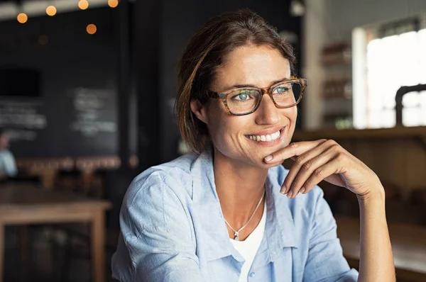 Portrait Beautiful Mature Woman Sitting Cafeteria Looking Away Cheerful Mature — Stock Photo, Image