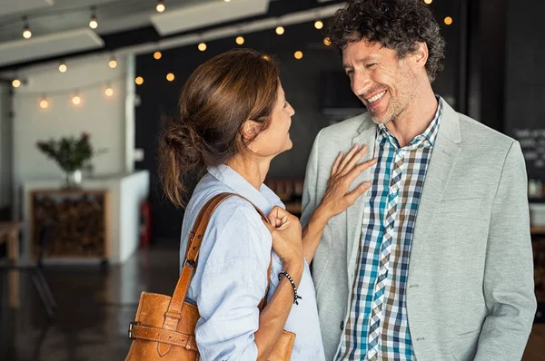 Ouder Paar Glimlachen Kijken Elkaar Café Liefdevolle Man Mooie Vrouw — Stockfoto