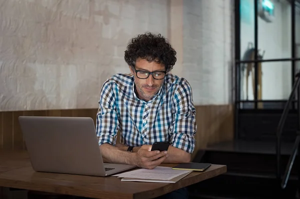Зрілий Випадковий Бізнесмен Використовує Смартфон Працює Ноутбуці Кафе Ділова Людина — стокове фото