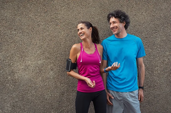 Portret Van Fitness Paar Glimlachen Zoek Weg Vrolijke Volwassen Man — Stockfoto