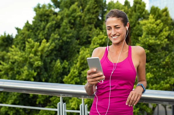 Mooie Rijpe Loper Chatten Mobiele Telefoon Terwijl Ontspant Fitnesstraining Buiten — Stockfoto