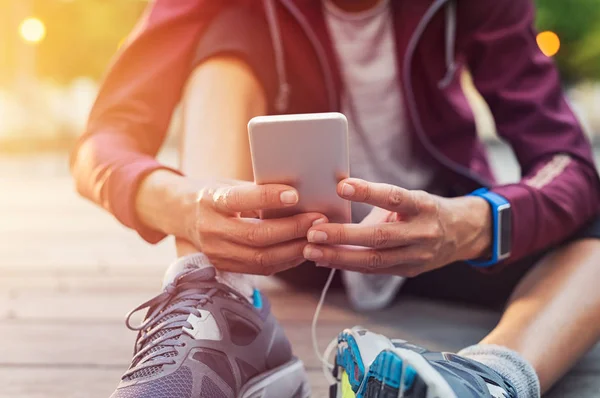 Närbild Sportig Kvinna Hand Använda Smartphone Medan Sitter Golvet Kvinnan — Stockfoto