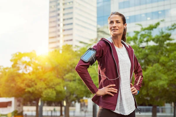 Latijn Sport Vrouw Luisteren Muziek Met Koptelefoon Terwijl Permanent Rusten — Stockfoto